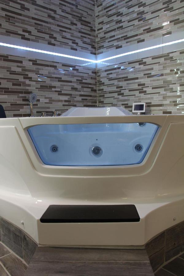 Westbridge Inn & Suites แคร์รอลตัน ภายนอก รูปภาพ