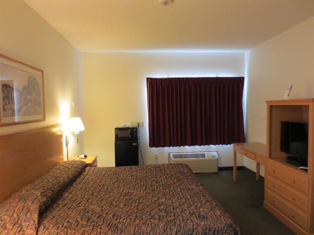 Westbridge Inn & Suites แคร์รอลตัน ภายนอก รูปภาพ