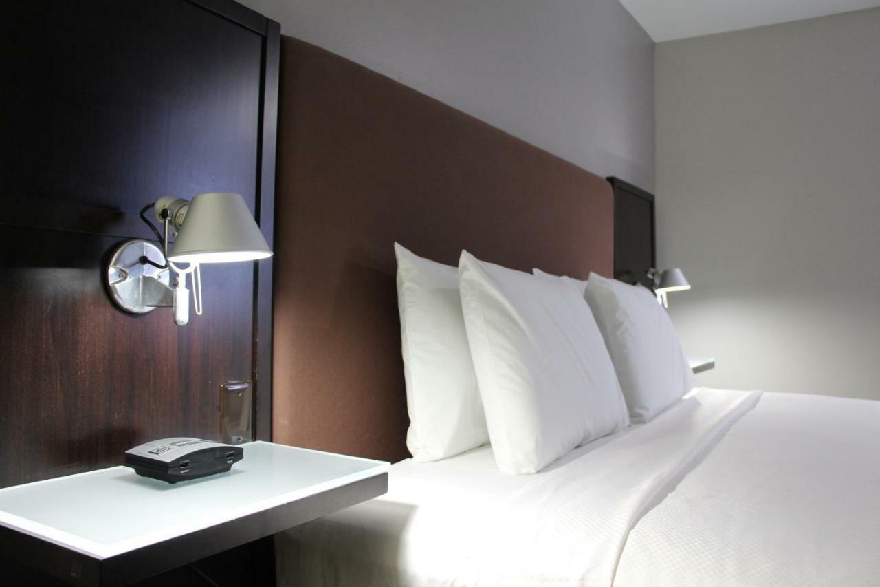 Westbridge Inn & Suites แคร์รอลตัน ภายนอก รูปภาพ