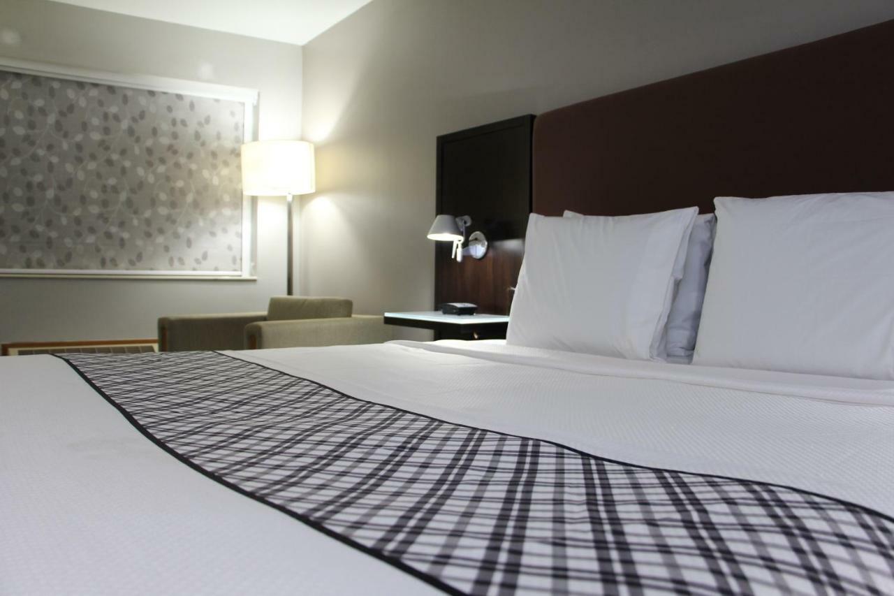 Westbridge Inn & Suites แคร์รอลตัน ภายนอก รูปภาพ
