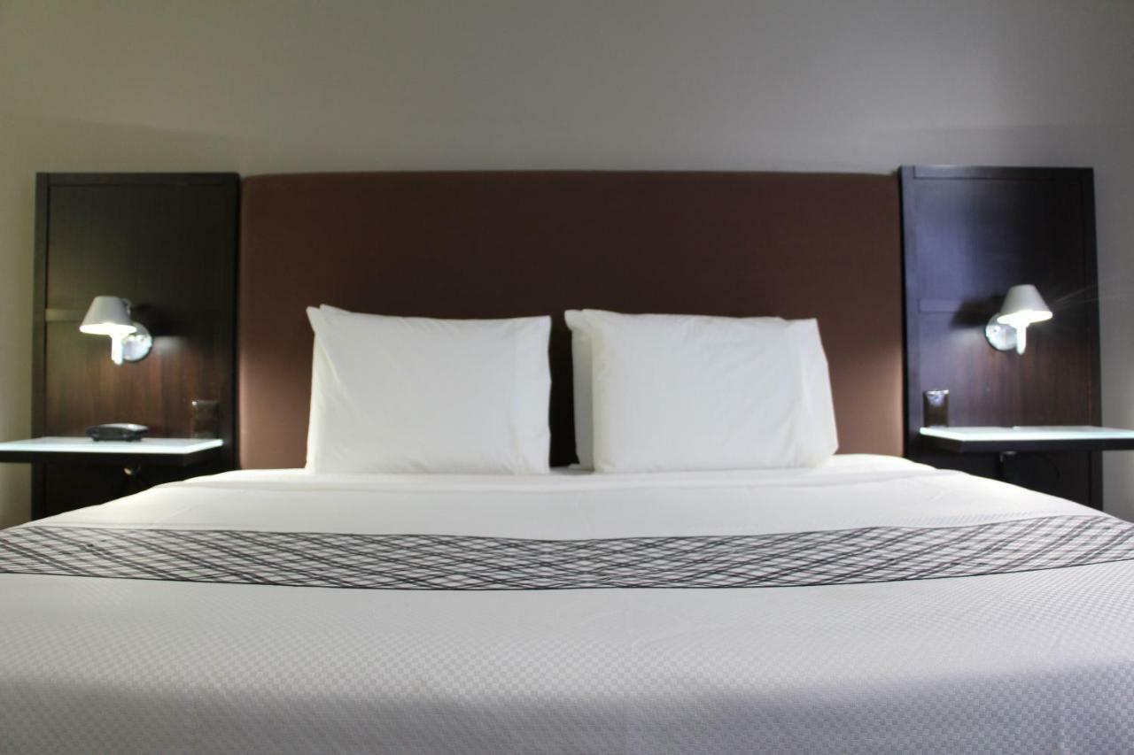 Westbridge Inn & Suites แคร์รอลตัน ภายนอก รูปภาพ