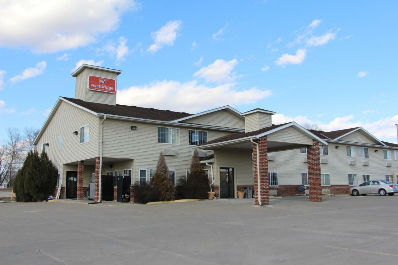 Westbridge Inn & Suites แคร์รอลตัน ภายนอก รูปภาพ