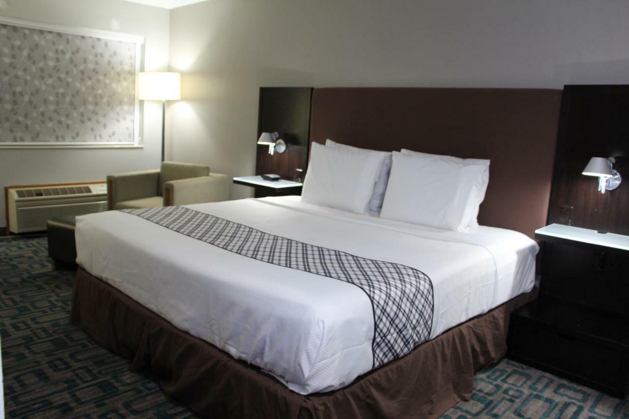 Westbridge Inn & Suites แคร์รอลตัน ภายนอก รูปภาพ