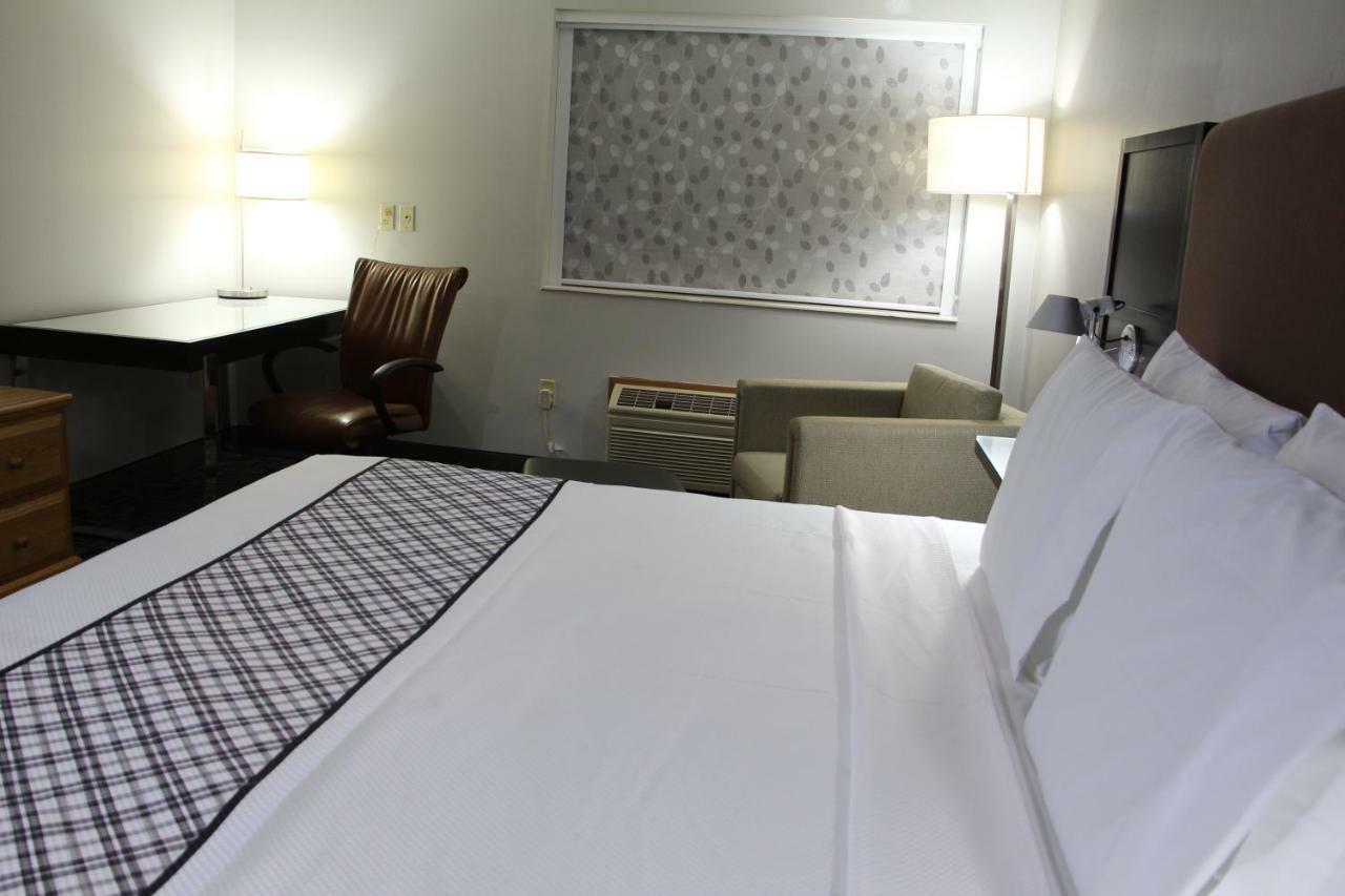 Westbridge Inn & Suites แคร์รอลตัน ภายนอก รูปภาพ