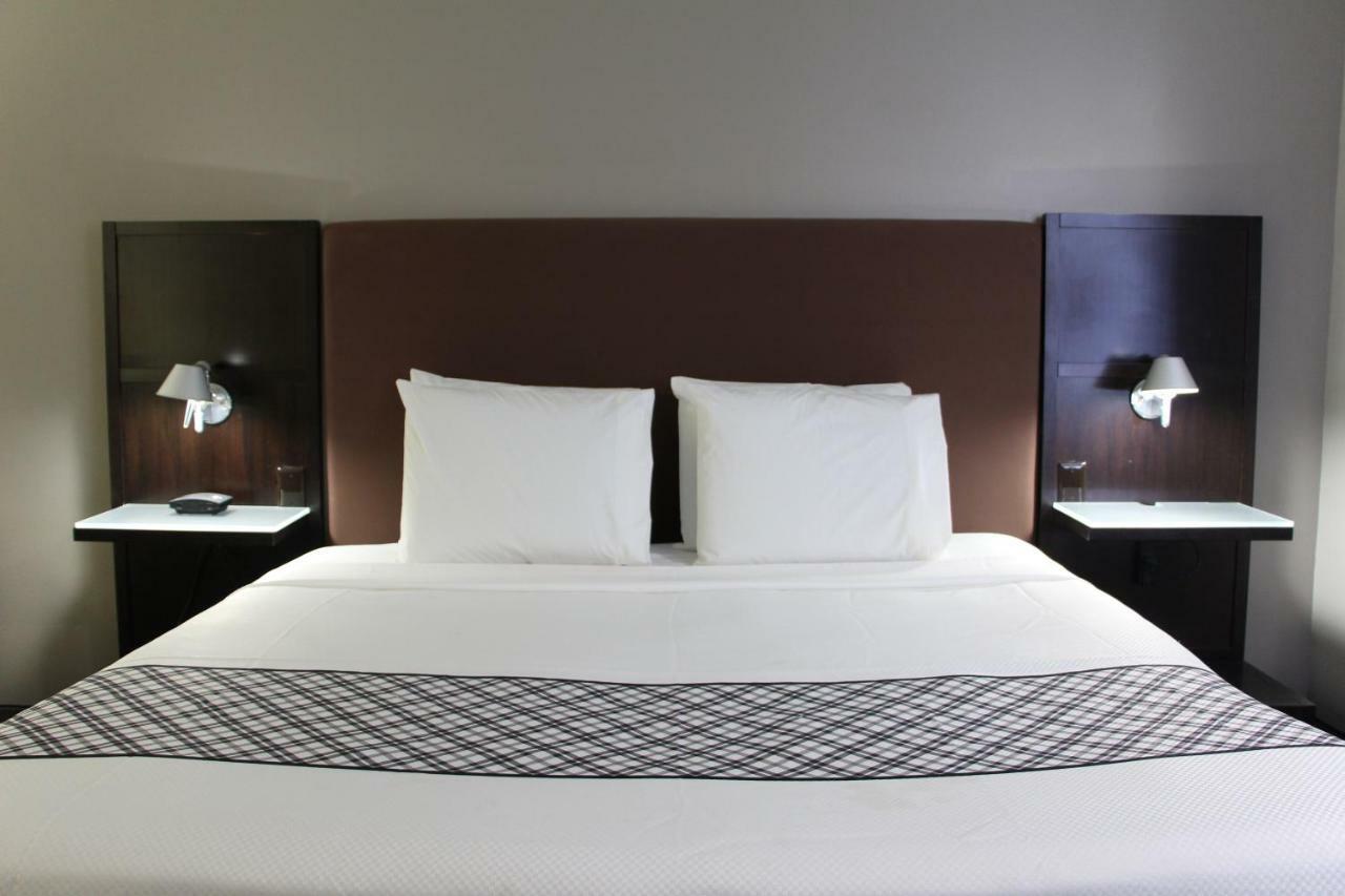 Westbridge Inn & Suites แคร์รอลตัน ภายนอก รูปภาพ