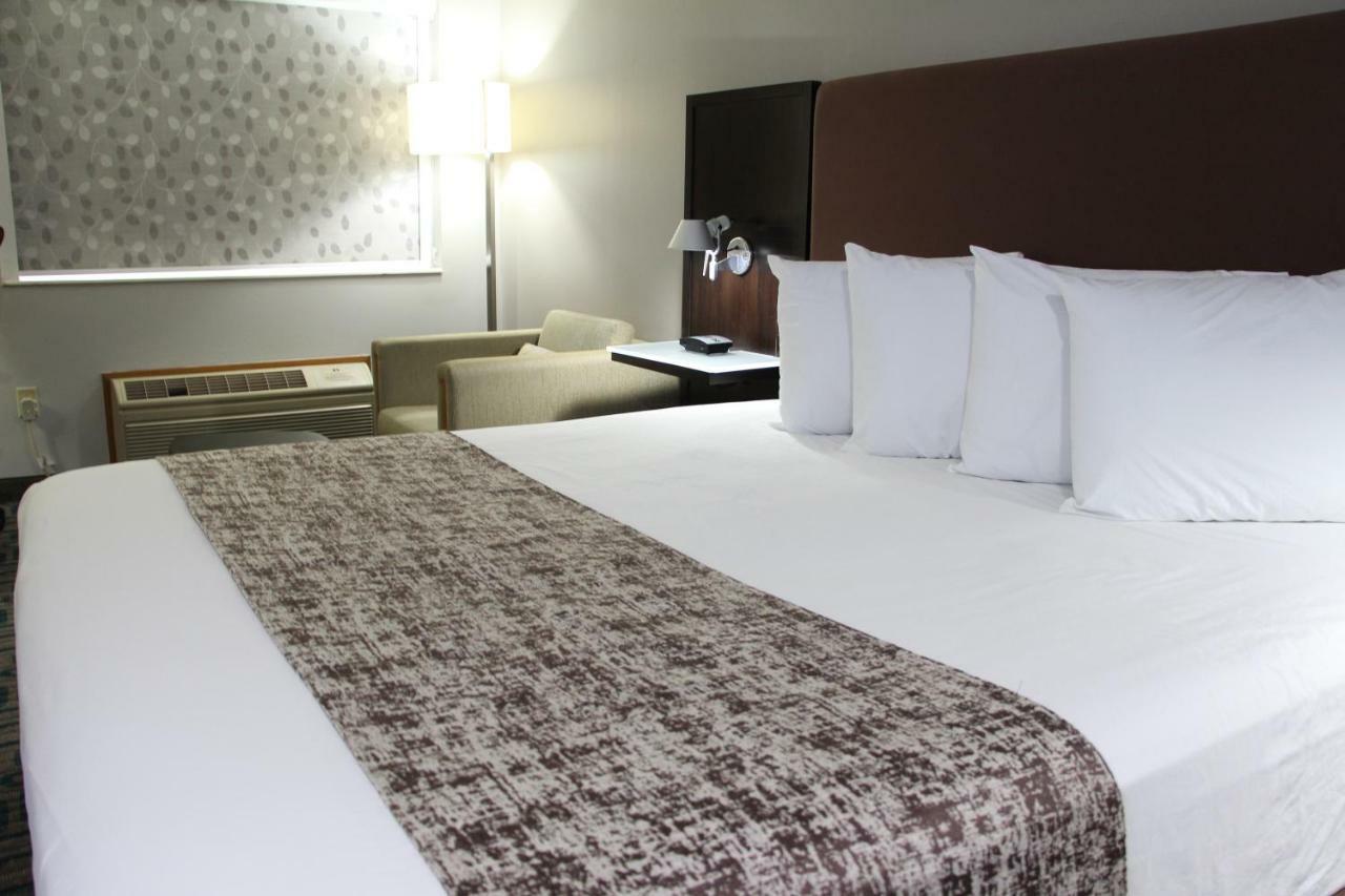 Westbridge Inn & Suites แคร์รอลตัน ภายนอก รูปภาพ